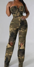 Charger l&#39;image dans la galerie, Camo Halter Jumpsuit
